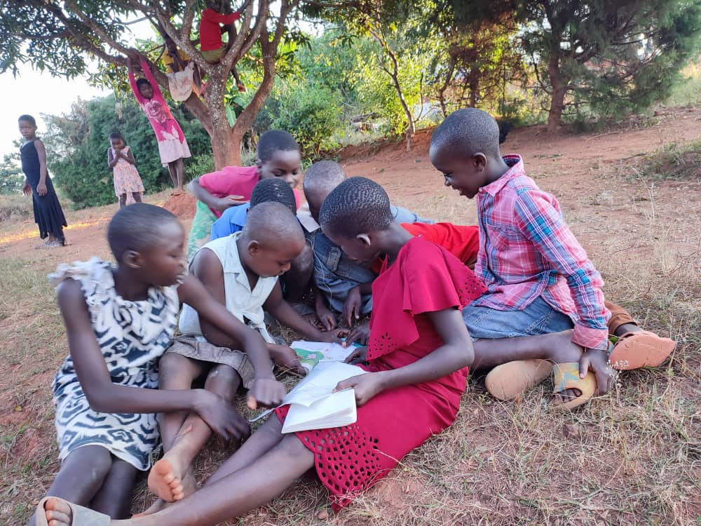 Children reading Malawi